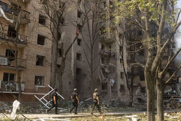 Russian airstrike hits Kramatorsk KRAMATORSK, UKRAINE - AUGUST 04: Police officers walk past a destroyed building following a Russian airstrike in Kramatorsk, Ukraine, on August 04, 2026. Francisco Richart Anadolu Kramatorsk Ukraine. Editorial use only. Please get in touch for any other usage.  Copyright: x2026xAnadoluxFranciscoxRichartx