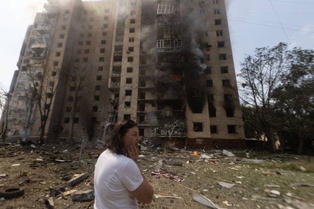 Russian airstrike hits Kramatorsk KRAMATORSK, UKRAINE - AUGUST 04: A resident stands amid the destruction of a burning building following a Russian airstrike in Kramatorsk, Ukraine, on August 04, 2026. Francisco Richart Anadolu Kramatorsk Ukraine. Editorial use only. Please get in touch for any other usage.  Copyright: x2026xAnadoluxFranciscoxRichartx