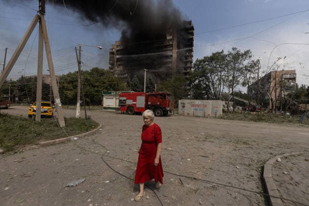 Russian airstrike hits Kramatorsk KRAMATORSK, UKRAINE - AUGUST 04: A resident crosses a street near a burning building following a Russian attack in Kramatorsk, Ukraine, on August 04, 2026. Francisco Richart Anadolu Kramatorsk Ukraine. Editorial use only. Please get in touch for any other usage.  Copyright: x2026xAnadoluxFranciscoxRichartx