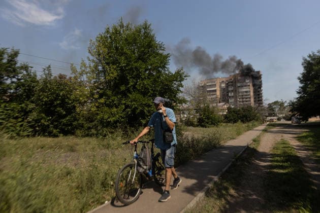 Russian airstrike hits Kramatorsk KRAMATORSK, UKRAINE - AUGUST 04: A resident walks with a bicycle near a burning building following a Russian attack in Kramatorsk, Ukraine, on August 04, 2026. Francisco Richart Anadolu Kramatorsk Ukraine. Editorial use only. Please get in touch for any other usage.  Copyright: x2026xAnadoluxFranciscoxRichartx