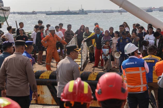 Survivors evacuated from burning ferry in Indonesia SURABAYA, INDONESIA - AUGUST 4: Survivors of the KM Mutiara Sentosa II ship fire arrive at Tanjung Perak Port following their evacuation in Surabaya, East Java, Indonesia, on August 4, 2026. Five people were killed in the fire aboard the vessel, which had 238 people on board, in waters near Madura Island. Suryanto Suryanto Anadolu Surabaya Indonesia. Editorial use only. Please get in touch for any other usage.  Copyright: x2026xAnadoluxSuryantoxSuryantox