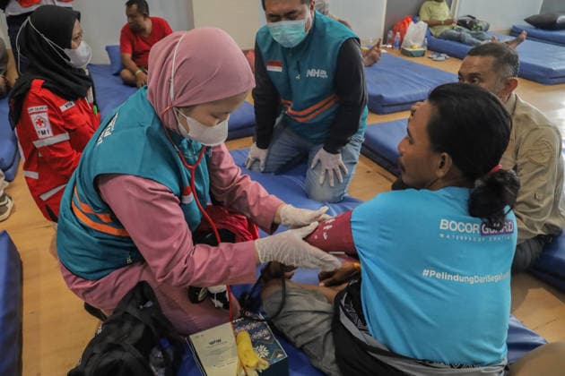 Survivors evacuated from burning ferry in Indonesia SURABAYA, INDONESIA - AUGUST 4: Survivors of the KM Mutiara Sentosa II ship fire arrive at Tanjung Perak Port following their evacuation in Surabaya, East Java, Indonesia, on August 4, 2026. Five people were killed in the fire aboard the vessel, which had 238 people on board, in waters near Madura Island. Suryanto Suryanto Anadolu Surabaya Indonesia. Editorial use only. Please get in touch for any other usage.  Copyright: x2026xAnadoluxSuryantoxSuryantox
