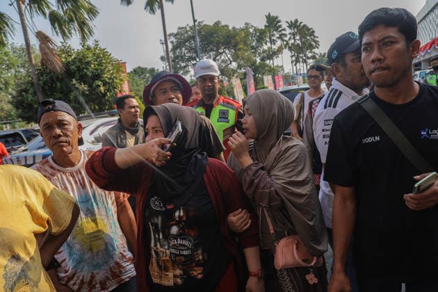 Survivors evacuated from burning ferry in Indonesia SURABAYA, INDONESIA - AUGUST 4: Survivors of the KM Mutiara Sentosa II ship fire arrive at Tanjung Perak Port following their evacuation in Surabaya, East Java, Indonesia, on August 4, 2026. Five people were killed in the fire aboard the vessel, which had 238 people on board, in waters near Madura Island. Suryanto Suryanto Anadolu Surabaya Indonesia. Editorial use only. Please get in touch for any other usage.  Copyright: x2026xAnadoluxSuryantoxSuryantox