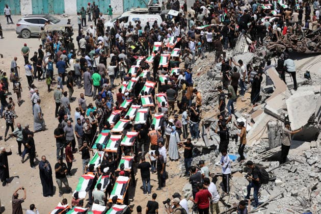 Mass funeral held for recovered remains in Gaza City s Sabra neighborhood Palestinians take part in a mass funeral for the recovered remains of members of the Abu Sharia and Al-Hasayna families in the Sabra neighborhood of Gaza City on August 4, 2026. The remains were recently recovered from beneath the rubble of their homes, which were destroyed in an Israeli strike earlier in the war. Gaza s Civil Defense said its crews recovered the remains of 112 people during a two-week operation in the residential area where the two families lived, which it said was hit in an Israeli airstrike on November 23, 2023. The Civil Defense estimates that more than 9,000 people remain missing or buried beneath the rubble of destroyed buildings across the Gaza Copyright: xapaimagesxBilalxOsamax xapaimagesx