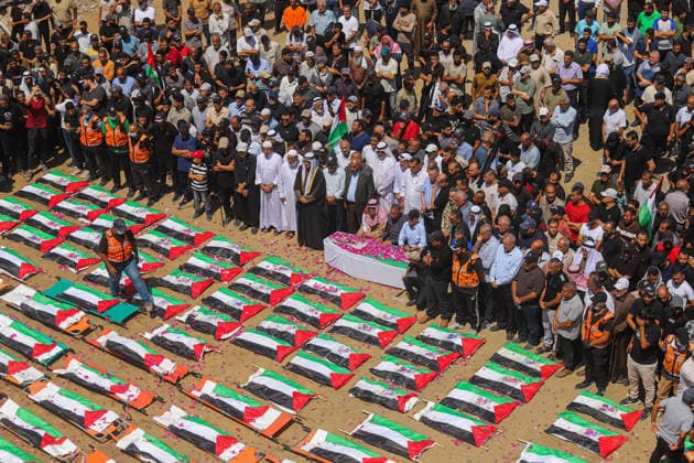 Palestinians Hold Mass Funeral For 112 Family Members In Gaza - Palestine Palestinians attend the funeral of 112 members of the Hassayna and Abu Sharia clan, who were killed in an Israeli strike in 2023 and whose remains were recovered from beneath the rubble, according to Gaza s Civil Defense, in Gaza City, on August 4, 2026. Photo by Ramez Habboub ABACAPRESS.COM Gaza Palestine  Copyright: xHabboubxRamez ABACAx
