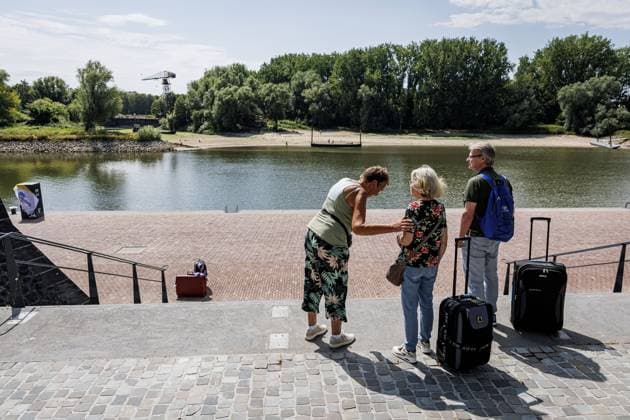 ARNHEM - Tourists are waiting on the Rhine Quay for replacement bus transport to Nijmegen due to low water levels in the Rhine. River cruise providers are having to cancel or modify trips due to the low water levels. Trips to Germany, in particular, are not being operated or are being carried out in a different form. EMIEL MUIDERMAN ANP netherlands out - belgium out  Copyright: xx x564865428x originalFilename: 564865428.jpg