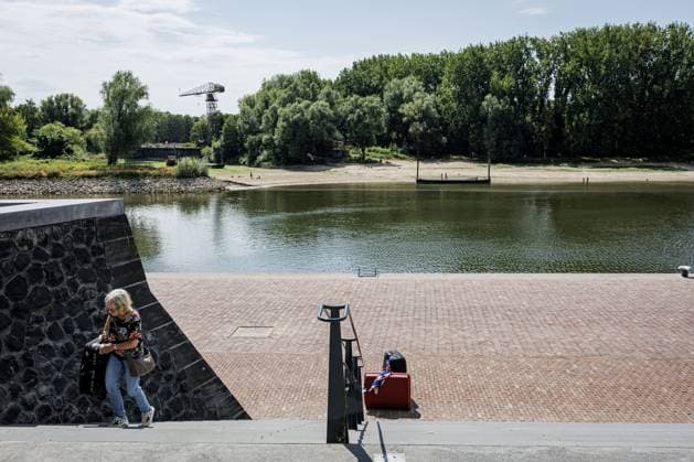 ARNHEM - Tourists are waiting on the Rhine Quay for replacement bus transport to Nijmegen due to low water levels in the Rhine. River cruise providers are having to cancel or modify trips due to the low water levels. Trips to Germany, in particular, are not being operated or are being carried out in a different form. EMIEL MUIDERMAN ANP netherlands out - belgium out  Copyright: xx x564865436x originalFilename: 564865436.jpg
