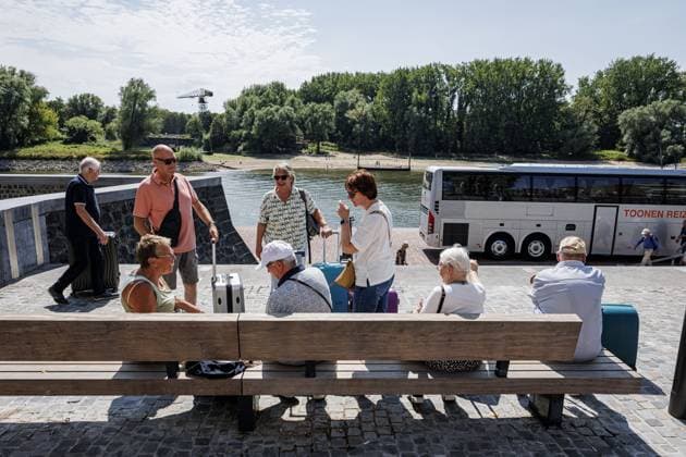 ARNHEM - Tourists are waiting on the Rhine Quay for replacement bus transport to Nijmegen due to low water levels in the Rhine. River cruise providers are having to cancel or modify trips due to the low water levels. Trips to Germany, in particular, are not being operated or are being carried out in a different form. EMIEL MUIDERMAN ANP netherlands out - belgium out  Copyright: xx x564865442x originalFilename: 564865442.jpg