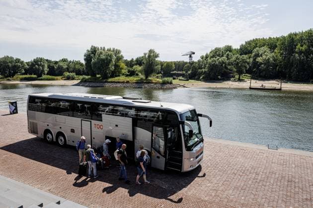 ARNHEM - Tourists are waiting on the Rhine Quay for replacement bus transport to Nijmegen due to low water levels in the Rhine. River cruise providers are having to cancel or modify trips due to the low water levels. Trips to Germany, in particular, are not being operated or are being carried out in a different form. EMIEL MUIDERMAN ANP netherlands out - belgium out  Copyright: xx x564865450x originalFilename: 564865450.jpg