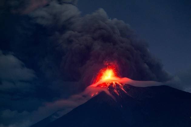 LKS 20260804 TOPSHOT - Fuego volcano erupts in Alotenango, some 65 kilometers southwest of Guatemala City, early on August 4, 2026. Guatemalan authorities issued the country s second-highest emergency alert level on August 4 after a major eruption of Central America s most active volcano, prompting the evacuation of nearby villages. (Photo by Johan ORDONEZ AFP) - JOHAN ORDONEZ AFP Alotenango Guatemala  Copyright: xJOHANxORDONEZx 6dx8fjcUi3Y