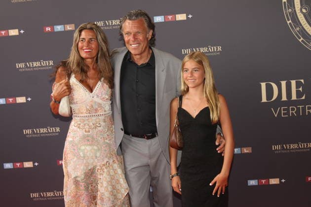 Urs Meier mit Familie bei der Premiere der 4. Staffel der RTL Reality-Spielshow Die Verräter - Vertraue Niemandem! im Cinenova. Köln, 03.08.2026 *** Urs Meier with his family at the premiere of Season 4 of the RTL reality game show *Die Verräter: Vertraue Niemandem* at Cinenova in Cologne, August 3, 2026 Copyright: xAgenturxMatthiasxWehnertx xM.xGränzdörferx