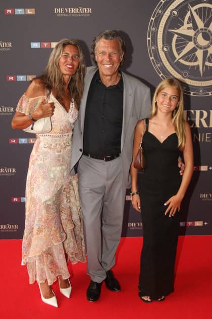 Urs Meier mit Familie bei der Premiere der 4. Staffel der RTL Reality-Spielshow Die Verräter - Vertraue Niemandem! im Cinenova. Köln, 03.08.2026 *** Urs Meier with his family at the premiere of Season 4 of the RTL reality game show *Die Verräter: Vertraue Niemandem* at Cinenova in Cologne, August 3, 2026 Copyright: xAgenturxMatthiasxWehnertx xM.xGränzdörferx