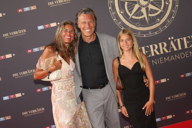 Urs Meier mit Familie bei der Premiere der 4. Staffel der RTL Reality-Spielshow Die Verräter - Vertraue Niemandem! im Cinenova. Köln, 03.08.2026 *** Urs Meier with his family at the premiere of Season 4 of the RTL reality game show *Die Verräter: Vertraue Niemandem* at Cinenova in Cologne, August 3, 2026 Copyright: xAgenturxMatthiasxWehnertx xM.xGränzdörferx