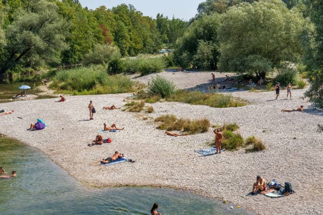 Niedrigwasser an der Isar: bei einem Pegelstand von 90 Zentimetern haben sich die Kiesbänke am Münchner Flaucher vergrößert, Badende genießen das Sommerwetter, Problem Trockenheit, München, 4. August 2026 Deutschland, München, 4. August 2026, Niedrigwasser an der Isar: bei einem Pegelstand von 90 Zentimetern haben sich die Kiesbänke am Münchner Flaucher vergrößert, sie werden sichtbarer, Badende genießen das Sommerwetter und kühlen sich bei Temperaturen von 33 Grad im Wasser ab, die Trockenheit der letzten Monate macht sich bemerkbar, sommerliches heißes Wetter, zu wenig Regen, schönes Wetter, Sommer, Sonnenschein, Rekordhitze, Hitzewelle, Bayern, *** Low water levels on the Isar, at a height of 90 centimeters, have caused th
