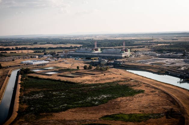 (260803) -- BUDAPEST, Aug. 3, 2026 -- An aerial drone photo taken on Aug. 2, 2026 shows a view of the Paks nuclear power plant near Dunaszentbenedek, Hungary. Hungary is entering its most critical 5 days as dropping water levels on the Danube River threaten the complete shutdown of the Paks nuclear power plant amid an extreme heatwave, Hungary s Prime Minister Peter Magyar said on Sunday, warning that the plant could be shut down for more than a month. (Photo by Xinhua) HUNGARY-NUCLEAR POWER PLANT-POSSIBLE SHUTDOWN DavidxBalogh 