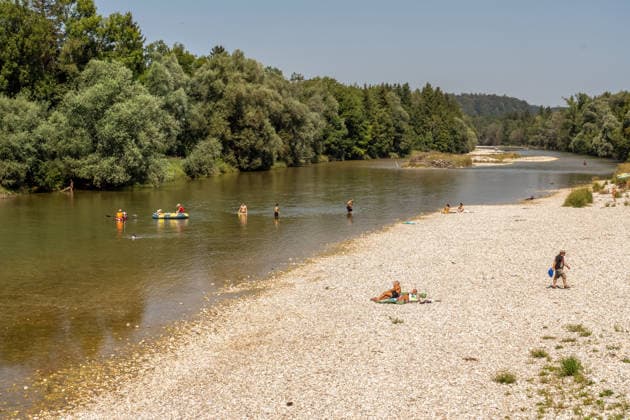 Niedrigwasser an der Isar: die Kiesbänke am Isarufer haben sich vergrößert, Badende genießen das Sommerwetter, Problem Trockenheit, Schäftlarn, Landkreis München4. August 2026 Deutschland, Schäftlarn, Landkreis München, 4. August 2026, Niedrigwasser an der Isar: die Kiesbänke am Isarufer haben sich ausgedehnt, sie werden sichtbarer, Badende genießen das Sommerwetter und kühlen sich bei Temperaturen von 33 Grad im Wasser ab, Blick von der Dürnsteiner Brücke, die Trockenheit der letzten Monate macht sich bemerkbar, sommerliches heißes Wetter, zu wenig Regen, schönes Wetter, Sommer, Sonnenschein, Rekordhitze, Hitzewelle, Bayern, *** Low water levels on the Isar; the gravel banks along the riverbank have expanded; swimmers are en