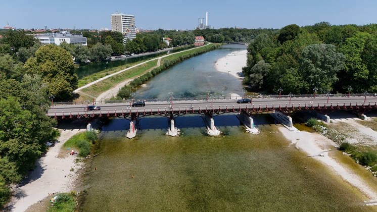 Ein Sommertag in der Landeshauptstadt München. Hier der Blick auf die Thalkirchner Brücke, Straßenbrücke über die Isar und den parallel verlaufenden Isar-Werkkanal wird ab 2027 für 2 Jahre gesperrt, wegen Sanierung, Instalthaltung, Stau, Umfahrung, Stadtviertel, Tierpark, Anwohner aufgebracht *** A summer day in Munich, the state capital. Here is a view of the Thalkirchner Bridge, a road bridge over the Isar River and the parallel Isar Werkkanal, which will be closed for two years starting in 2027 due to renovation, maintenance, traffic congestion, detours, neighborhoods, the zoo, and frustrated residents