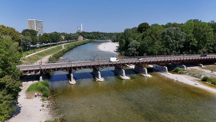 Ein Sommertag in der Landeshauptstadt München. Hier der Blick auf die Thalkirchner Brücke, Straßenbrücke über die Isar und den parallel verlaufenden Isar-Werkkanal wird ab 2027 für 2 Jahre gesperrt, wegen Sanierung, Instalthaltung, Stau, Umfahrung, Stadtviertel, Tierpark, Anwohner aufgebracht *** A summer day in Munich, the state capital. Here is a view of the Thalkirchner Bridge, a road bridge over the Isar River and the parallel Isar Werkkanal, which will be closed for two years starting in 2027 due to renovation, maintenance, traffic congestion, detours, neighborhoods, the zoo, and frustrated residents