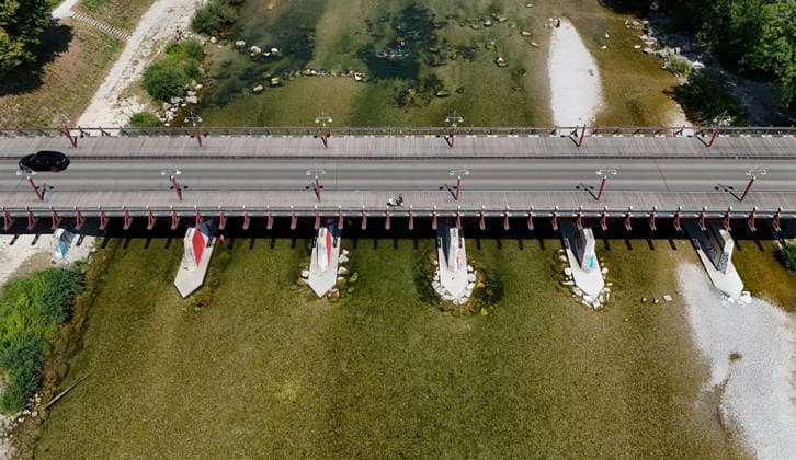 Ein Sommertag in der Landeshauptstadt München. Hier der Blick auf die Thalkirchner Brücke, Straßenbrücke über die Isar und den parallel verlaufenden Isar-Werkkanal wird ab 2027 für 2 Jahre gesperrt, wegen Sanierung, Instalthaltung, Stau, Umfahrung, Stadtviertel, Tierpark, Anwohner aufgebracht *** A summer day in Munich, the state capital. Here is a view of the Thalkirchner Bridge, a road bridge over the Isar River and the parallel Isar Werkkanal, which will be closed for two years starting in 2027 due to renovation, maintenance, traffic congestion, detours, neighborhoods, the zoo, and frustrated residents