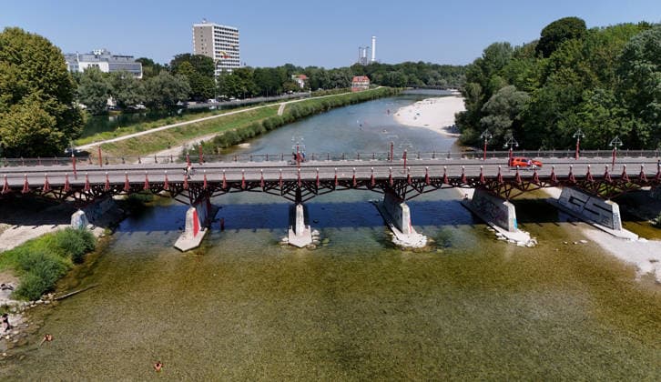Ein Sommertag in der Landeshauptstadt München. Hier der Blick auf die Thalkirchner Brücke, Straßenbrücke über die Isar und den parallel verlaufenden Isar-Werkkanal wird ab 2027 für 2 Jahre gesperrt, wegen Sanierung, Instalthaltung, Stau, Umfahrung, Stadtviertel, Tierpark, Anwohner aufgebracht *** A summer day in Munich, the state capital. Here is a view of the Thalkirchner Bridge, a road bridge over the Isar River and the parallel Isar Werkkanal, which will be closed for two years starting in 2027 due to renovation, maintenance, traffic congestion, detours, neighborhoods, the zoo, and frustrated residents