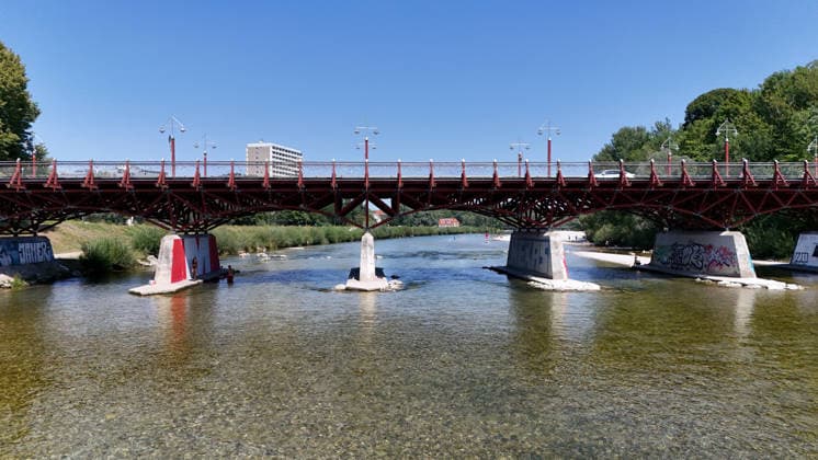 Ein Sommertag in der Landeshauptstadt München. Hier der Blick auf die Thalkirchner Brücke, Straßenbrücke über die Isar und den parallel verlaufenden Isar-Werkkanal wird ab 2027 für 2 Jahre gesperrt, wegen Sanierung, Instalthaltung, Stau, Umfahrung, Stadtviertel, Tierpark, Anwohner aufgebracht *** A summer day in Munich, the state capital. Here is a view of the Thalkirchner Bridge, a road bridge over the Isar River and the parallel Isar Werkkanal, which will be closed for two years starting in 2027 due to renovation, maintenance, traffic congestion, detours, neighborhoods, the zoo, and frustrated residents