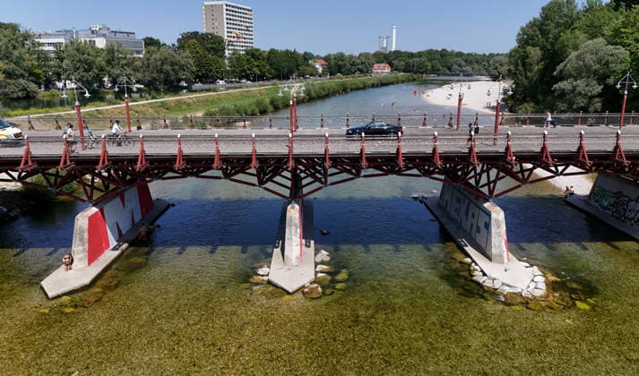 Ein Sommertag in der Landeshauptstadt München. Hier der Blick auf die Thalkirchner Brücke, Straßenbrücke über die Isar und den parallel verlaufenden Isar-Werkkanal wird ab 2027 für 2 Jahre gesperrt, wegen Sanierung, Instalthaltung, Stau, Umfahrung, Stadtviertel, Tierpark, Anwohner aufgebracht *** A summer day in Munich, the state capital. Here is a view of the Thalkirchner Bridge, a road bridge over the Isar River and the parallel Isar Werkkanal, which will be closed for two years starting in 2027 due to renovation, maintenance, traffic congestion, detours, neighborhoods, the zoo, and frustrated residents