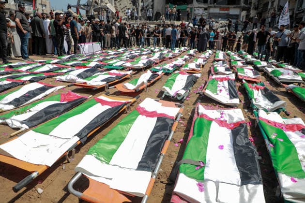 Palestinians Hold Mass Funeral For 112 Family Members In Gaza - Palestine A photograph shows the flag-covered remains of members of the Abu Sharia and al-Hasayna families, recently recovered from the rubble of residential buildings in the al-Sabra neighbourhood which were struck by Israeli bombardments in November 2023, during a mass funeral in Gaza City on August 4, 2026. An October ceasefire remains in place between Israel and Hamas, but it has not halted the violence in Gaza. Photo by Photo by Rizek ELdremle ABACAPRESS.COM Gaza City Palestine  Copyright: xEldremlexRizek ABACAx