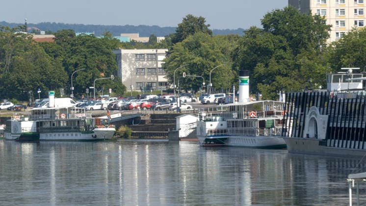 Die Pegel sinken weiter. Anhaltende Trockenheit verschärft das Niedrigwasser an den deutschen Flüssen weiter. Betroffen ist auch die Elbe bei Dresden. In Dresden zeigte die Pegelanzeige am Dienstagnachmittag nur noch 40 cm an. Die Dampfschifffahrt steht fast komplett still und sitzt auf dem Trockenen. Einheimische gehen mitten in der Elbe, auf kleinen Inseln, baden. Dort, wo eigentlich die Elbe entlang fließt, ist mittlerweile viel Wildwuchs entstanden. Und auch aus Tschechien kommt kaum Wasser nach. Die Situation wird mit Tag zu Tag immer dramatischer. Dresden Sachsen Deutschland *** Water levels continue to drop. Persistent drought is further exacerbating low water levels in German rivers. The Elbe near Dresden is also affected. In Dr