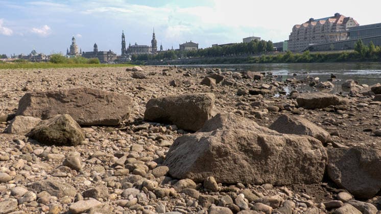 Die Pegel sinken weiter. Anhaltende Trockenheit verschärft das Niedrigwasser an den deutschen Flüssen weiter. Betroffen ist auch die Elbe bei Dresden. In Dresden zeigte die Pegelanzeige am Dienstagnachmittag nur noch 40 cm an. Die Dampfschifffahrt steht fast komplett still und sitzt auf dem Trockenen. Einheimische gehen mitten in der Elbe, auf kleinen Inseln, baden. Dort, wo eigentlich die Elbe entlang fließt, ist mittlerweile viel Wildwuchs entstanden. Und auch aus Tschechien kommt kaum Wasser nach. Die Situation wird mit Tag zu Tag immer dramatischer. Dresden Sachsen Deutschland *** Water levels continue to drop. Persistent drought is further exacerbating low water levels in German rivers. The Elbe near Dresden is also affected. In Dr