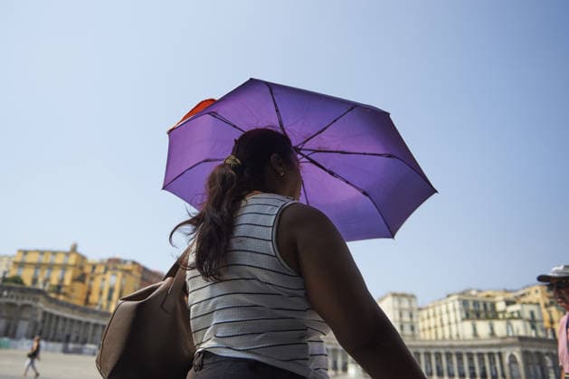 The fourth wave of the African heatwave in Naples NAPLES, ITALY - AUGUST 4: A woman uses an umbrella to shield herself from the sun during the African heatwave in Naples on August 4, 2026. The fourth wave of the African heatwave is currently underway, with temperatures reaching 40 degrees and 25 Italian cities on red alert, including Naples. Eliano Imperato Anadolu Naples Italy. Editorial use only. Please get in touch for any other usage.  Copyright: x2026xAnadoluxElianoxImperatox
