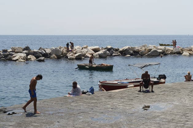 The fourth wave of the African heatwave in Naples NAPLES, ITALY - AUGUST 4: People sunbath and swim during the African heatwave in Naples on August 4, 2026. The fourth wave of the African heatwave is currently underway, with temperatures reaching 40 degrees and 25 Italian cities on red alert, including Naples. Eliano Imperato Anadolu Naples Italy. Editorial use only. Please get in touch for any other usage.  Copyright: x2026xAnadoluxElianoxImperatox