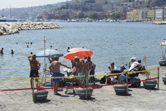 The fourth wave of the African heatwave in Naples NAPLES, ITALY - AUGUST 4: People sunbath and swim during the African heatwave in Naples on August 4, 2026. The fourth wave of the African heatwave is currently underway, with temperatures reaching 40 degrees and 25 Italian cities on red alert, including Naples. Eliano Imperato Anadolu Naples Italy. Editorial use only. Please get in touch for any other usage.  Copyright: x2026xAnadoluxElianoxImperatox