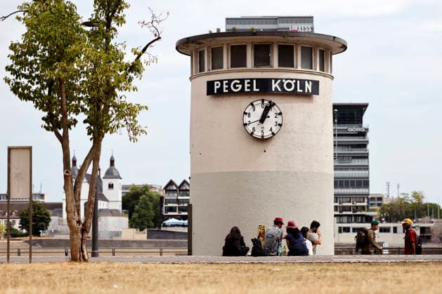 Die Pegeluhr in der Altstadt zeigt den aktuellen Rheinpegel. Der Rheinpegel ist in Köln und Bonn auf einem Rekordtief. Viele Rheinwiesen sind verdorrt und versteppt und der sonst so stolze Fluss hat sich tief in sein Bett zurückgezogen, gibt den Blick auf trockene Ufer frei. Der Pegel lag am Wochenende mit 67 cm so tief wie noch nie seit der Messung. (Themenbild, Symbolbild) Köln, 29.07.2026 NRW Deutschland *** The water level gauge in the Old Town shows the current Rhine water level. The Rhine water level in Cologne and Bonn is at a record low. Many of the Rhine meadows have dried up and turned into scrubland, and the river—usually so mighty—has retreated deep into its bed, revealing dry banks. At 67 cm over the weekend, the water level Copyright: xChristophxHardtx