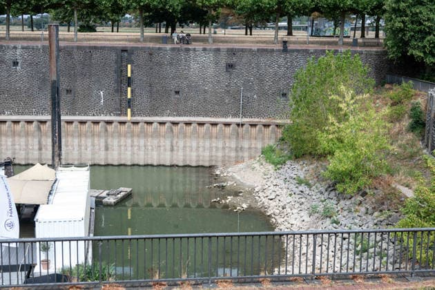 Historisches Niedrigwasser im Rhein, die Wasserschutzpolizei Duesseldorf meldet mit 23cm den niedrigsten in Duesseldorf gemessenen Rheinpegel, Blick in den Medienhafen, die Spundwaende ragen weit heraus, Duesseldorf, 04.08.2026 *** Record-low water levels on the Rhine; the Düsseldorf Water Police report that the Rhine’s water level in Düsseldorf has reached 23 cm—the lowest ever recorded there. A view of the Medienhafen: the sheet pile walls protrude far above the water. Düsseldorf, August 4, 2026