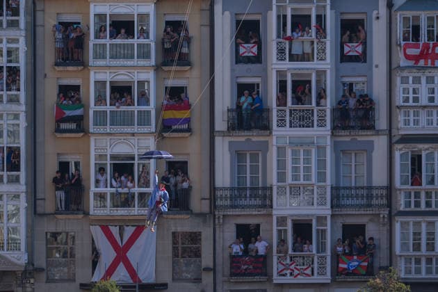 Start of the 2026 La Blanca Festival in Vitoria The descent of the Celedón during the start of the 2026 La Blanca Festival, on August 4, 2026, in Vitoria-Gasteiz, Álava, Basque Country, Spain. The festivities in Vitoria in honor of the Virgen Blanca begin today, August 4, with the descent of the Celedón and the traditional chupinazo, and continue through August 9. Tomorrow is the highlight of the festivities, when the floral offering and the Aurresku in honor of the Virgen Blanca will be performed by the Blusas and Neskas dance groups. In addition, there will be parades of giants and big-heads, concerts by the municipal band, and other activities, such as the release of heifers or the Alava-style bolo championship. AUGUST 4, 2026 CEL  Copyright: xInakixBerasalucex 7701824