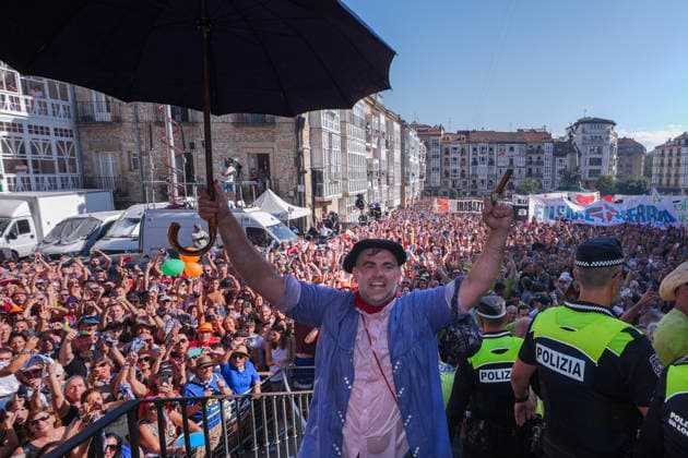 Start of the 2026 La Blanca Festival in Vitoria The descent of the Celedón during the start of the 2026 La Blanca Festival, on August 4, 2026, in Vitoria-Gasteiz, Álava, Basque Country, Spain. The festivities in Vitoria in honor of the Virgin Blanca begin today, August 4, with the descent of the Celedón and the traditional chupinazo, and continue through August 9. Tomorrow is the main day of the festivities, when the floral offering and the Aurresku in honor of the Virgen Blanca will be performed by the Blusas and Neskas dance groups. In addition, there will be parades of giants and big-heads, concerts by the municipal band, and other activities, such as the release of heifers or the Alava-style bolo championship. AUGUST 4, 2026 CELE  Copyright: xInakixBerasalucex 7701827