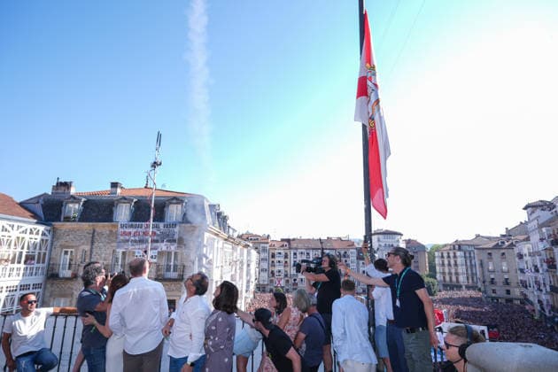 Start of the 2026 La Blanca Festival in Vitoria The chupinazo marking the start of the 2026 La Blanca Festival, on August 4, 2026, in Vitoria-Gasteiz, Álava, Basque Country, Spain. The festivities in Vitoria in honor of the Virgin Blanca begin today, August 4, with the descent of the Celedón and the traditional chupinazo, and continue through August 9. Tomorrow is the highlight of the festivities, when the floral offering and the Aurresku in honor of the Virgen Blanca will be performed by the Blusas and Neskas dance groups. In addition, there will be parades of giants and big-heads, concerts by the municipal band, and other activities, such as the release of heifers or the Alava-style bolo championship. AUGUST 4, 2026 CELEDÓN FESTIVI  Copyright: xInakixBerasalucex 7701844