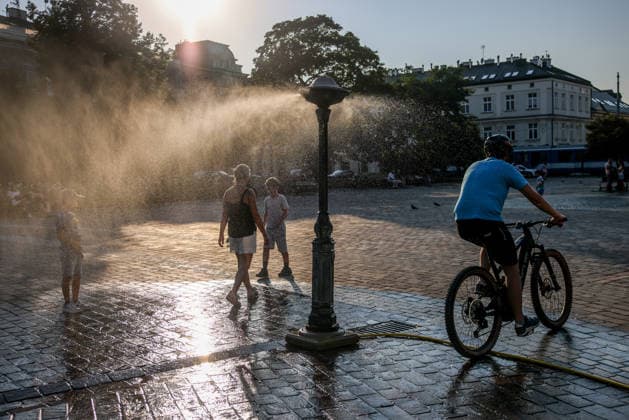 Another Heat Wave In Poland People cool down by a water sprinkler at the Podgorski Square in Krakow, Poland on August 4th, 2026. An intense heat wave is peaking in Poland with temperatures hitting up to 40Â°C and driving an extreme risk of wildfires across Europe. Krakow Poland  Copyright: xBeataxZawrzelx originalFilename: zawrzel-anotherh260804_npCs8.jpg