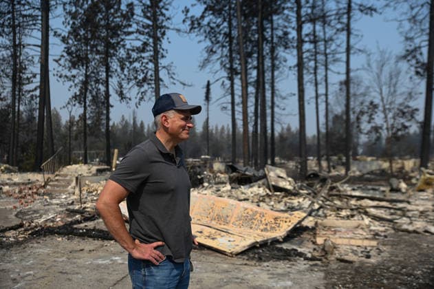 August 4, 2026, Spokane, Washington, USA: Congressman Mike Baumgartner visits homes devastated by local fires. Over 780 homes have been lost in Spokane with the start of three wild fires. Spokane USA - ZUMAk176 20260804_zip_k176_005 Copyright: xMadeleinexKellyx