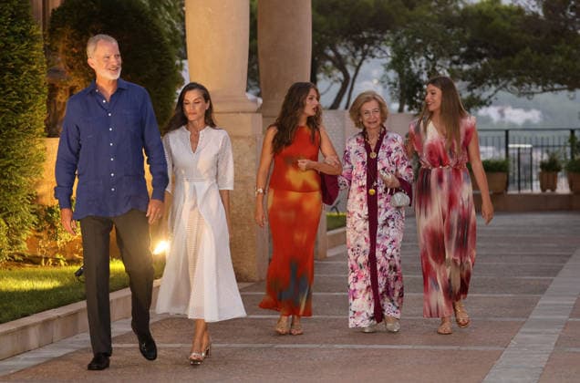 The Royal Family hosts the traditional summer reception at the Marivent Palace for a delegation representing Balearic society. King Felipe VI, Queen Letizia, Princess Leonor, Infanta Sofía, and Queen Sofía during the reception for a delegation representing Balearic society at Marivent Palace on August 4, 2026, in Palma de Mallorca, Balearic Islands, Spain. King Felipe and Queen Letizia welcomed the leading authorities of the Balearic Islands and a broad cross-section of civil society to Marivent Palace for an evening event that has become the major institutional event of the summer. ROYAL FAMILY RECEPTION Raú Mallorca Mallorca Spain  Copyright: xRaulxTerrelx 7701889