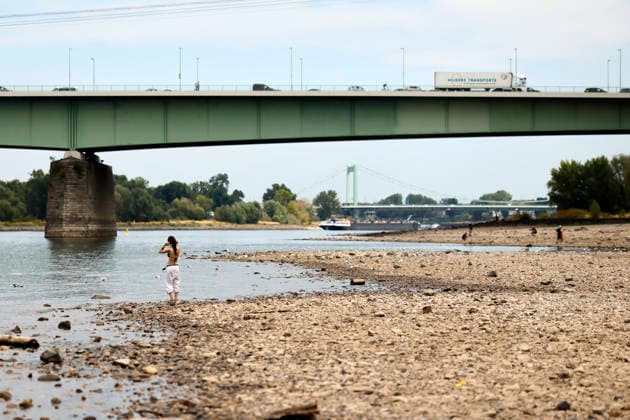Spaziergänger stehen im ausgetrockneten Teil des Flussbett - im Hintergrund Zoobrücke und Mülheimer Brücke. Der Rheinpegel ist in Köln und Bonn auf einem Rekordtief. Viele Rheinwiesen sind verdorrt und versteppt und der sonst so stolze Fluss hat sich tief in sein Bett zurückgezogen, gibt den Blick auf trockene Ufer frei. Der Pegel lag am Wochenende mit 67 cm so tief wie noch nie seit der Messung. (Themenbild, Symbolbild) Köln, 29.07.2026 NRW Deutschland *** Walkers stand in the dried-up part of the riverbed, with the Zoobrücke and Mülheimer Brücke in the background. The Rhine’s water level in Cologne and Bonn is at a record low. Many of the Rhine meadows have withered and turned into steppe, and the river—usually so mighty—has recede Copyright: xChristophxHardtx