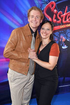Johannes Heinrichs mit Ehefrau Nadja Jo Klapper bei der Premiere von SISTER ACT - DAS HIMMLISCHE MUSICAL im Bluemax Theater in Berlin am 04.08.2026 *** Johannes Heinrichs with his wife Nadja Jo Klapper at the premiere of SISTER ACT: THE HEAVENLY MUSICAL at the Bluemax Theater in Berlin on August 4, 2026