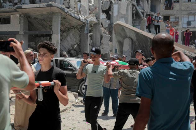 Gaza City Mass Funeral August 3 2026 Mourners carry bodies wrapped in Palestinian flags on stretchers during a mass funeral procession in the Al-Sabra neighborhood of Gaza City, Gaza Strip, on August 4, 2026. The remains of 112 members of the Abu Sharia and Al-Hasayneh families were recovered from the rubble of their home following an Israeli strike. Relatives stated the attack claimed the lives of more than 300 people. The bodies were buried at Al-Maamadani Cemetery as military operations continue across the territory. Gaza Gaza Strip Palestinian Territories Copyright: xEyadxAzamx