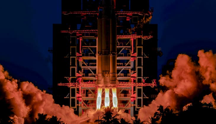 WENCHANG, CHINA - AUGUST 04: A Long March-8A carrier rocket, carrying the 23rd group of the low-orbit internet constellation, blasts off from the Hainan commercial spacecraft launch site on August 4, 2026 in Wenchang, Hainan Province of China. China sent a new batch of internet satellites into orbit Tuesday in the southern island province of Hainan. The satellites lifted off aboard a Long March-8A carrier rocket at 4:52 p.m. (Beijing Time) and entered their preset orbits successfully.  Copyright: xVCGx 111658106916