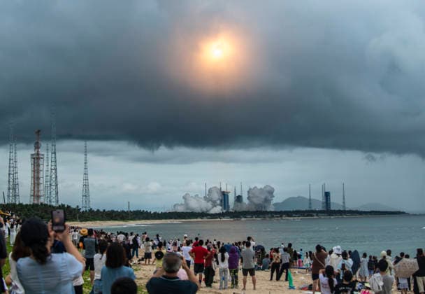 WENCHANG, CHINA - AUGUST 04: A Long March-8A carrier rocket, carrying the 23rd group of the low-orbit internet constellation, blasts off from the Hainan commercial spacecraft launch site on August 4, 2026 in Wenchang, Hainan Province of China. China sent a new batch of internet satellites into orbit Tuesday in the southern island province of Hainan. The satellites lifted off aboard a Long March-8A carrier rocket at 4:52 p.m. (Beijing Time) and entered their preset orbits successfully.  Copyright: xVCGx 111658082837