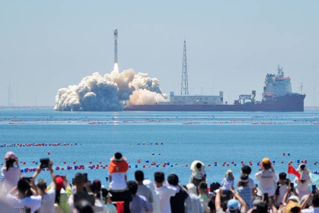 HAIYANG, CHINA - AUGUST 05: A Smart Dragon-3 carrier rocket carrying the Oriental Smart Eye hyperspectral satellites 01 and 02 lifts off from the waters on August 5, 2026 in Haiyang, Shandong Province of China. The rocket blasted off at 10:38 a.m. (Beijing Time) from the sea near the city of Haiyang. Taiyuan Satellite Launch Center conducted the offshore launch mission.  Copyright: xVCGx 111658232776