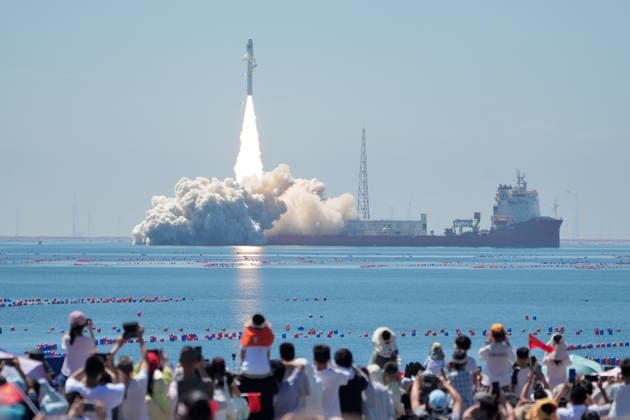 HAIYANG, CHINA - AUGUST 05: A Smart Dragon-3 carrier rocket carrying the Oriental Smart Eye hyperspectral satellites 01 and 02 lifts off from the waters on August 5, 2026 in Haiyang, Shandong Province of China. The rocket blasted off at 10:38 a.m. (Beijing Time) from the sea near the city of Haiyang. Taiyuan Satellite Launch Center conducted the offshore launch mission.  Copyright: xVCGx 111658232777