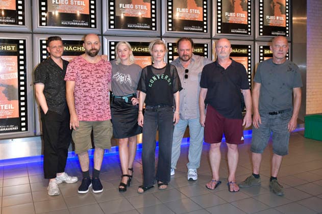 Rosario Bona, Tom Lass, Martina Schöne-Radunski, Lana Cooper, Andreas Anke, Peter Marty und Gast bei der Premiere des Kinofilms Flieg Steil im Kino in der Kulturbrauerei. Berlin, 04.08.2026 *** Rosario Bona, Tom Lass, Martina Schöne Radunski, Lana Cooper, Andreas Anke, Peter Marty, and a guest at the premiere of the movie *Flieg Steil* at the Kino in the Kulturbrauerei Berlin, August 4, 2026 Foto:xM.xBehrensx xFuturexImagex flieg_6822