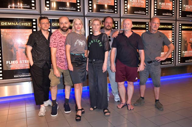 Rosario Bona, Tom Lass, Martina Schöne-Radunski, Lana Cooper, Andreas Anke, Peter Marty und Gast bei der Premiere des Kinofilms Flieg Steil im Kino in der Kulturbrauerei. Berlin, 04.08.2026 *** Rosario Bona, Tom Lass, Martina Schöne Radunski, Lana Cooper, Andreas Anke, Peter Marty, and a guest at the premiere of the movie *Flieg Steil* at the Kino in the Kulturbrauerei Berlin, August 4, 2026 Foto:xM.xBehrensx xFuturexImagex flieg_6823