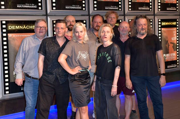 Regisseurinnen Martina Schöne-Radunski und Lana Cooper mit Cast und Team bei der Premiere des Kinofilms Flieg Steil im Kino in der Kulturbrauerei. Berlin, 04.08.2026 *** Directors Martina Schöne Radunski and Lana Cooper with the cast and crew at the premiere of the feature film *Flieg Steil* at the Kino in the Kulturbrauerei Berlin, August 4, 2026 Foto:xM.xBehrensx xFuturexImagex flieg_6824